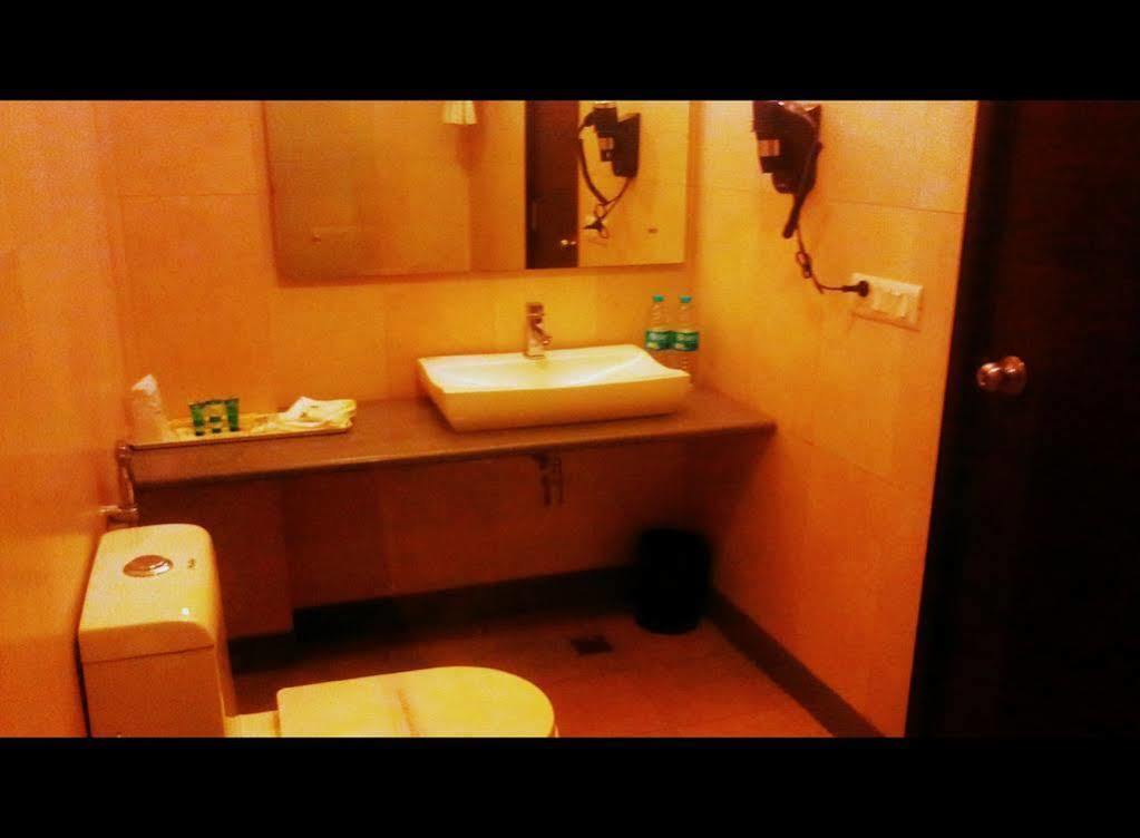 Siesta Basil - Okhla Hotel Új-Delhi Kültér fotó